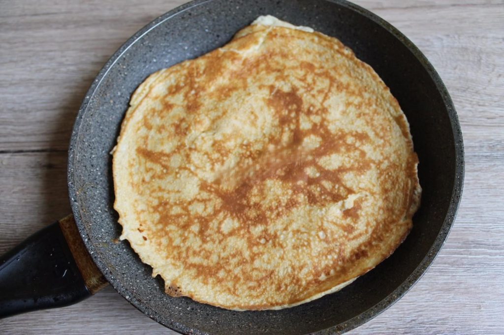 Healthy Oatmeal Protein Pancake 153 kcal Adding the filling in the pan