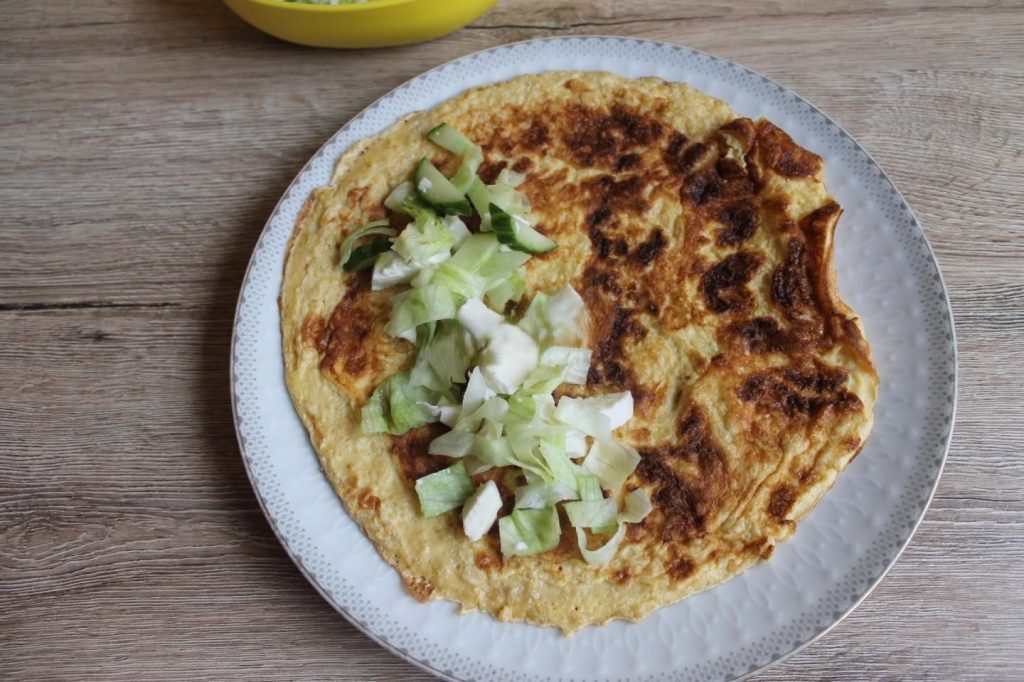 Healthy Oatmeal Protein Pancake 153 kcal Or adding the filling on the plate