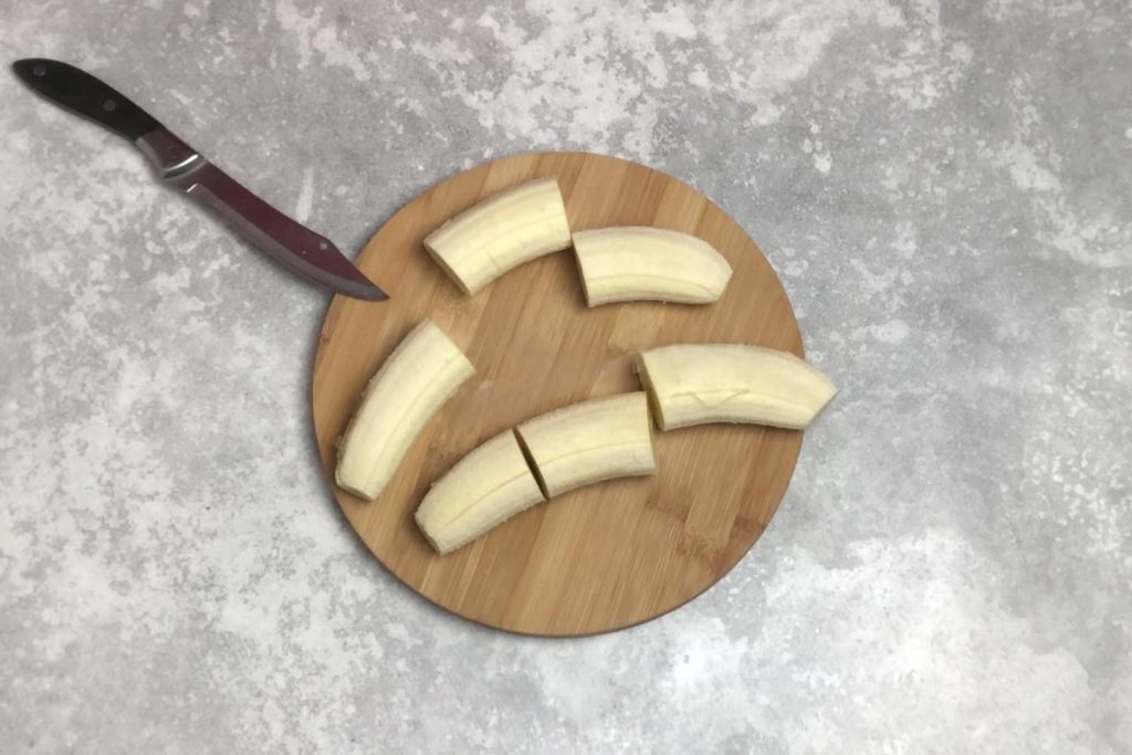 Delicious Chocolate-Covered Bananas 215 kcal Slice the bananas