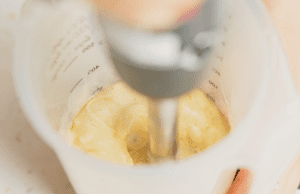 Peel the bananas and blend them until completely smooth.
