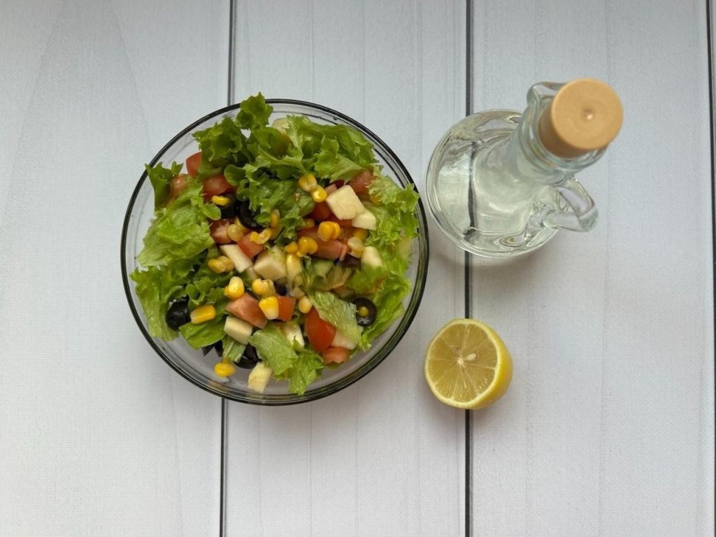 Salad with Corn and Apples 97 kcal Assembling and dressing the salad