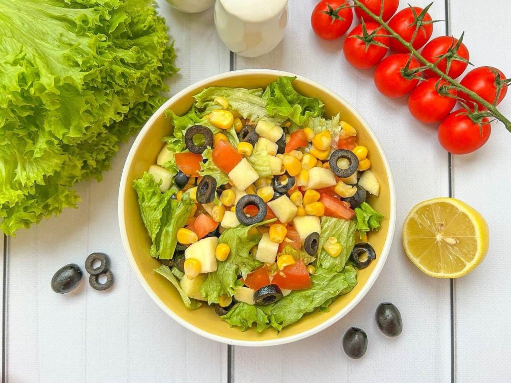 Salad with Corn and Apples 97 kcal How to serve the corn and apple salad
