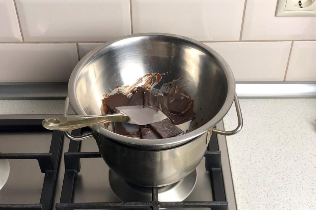 Delicious Chocolate-Covered Bananas 215 kcal Melt the chocolate over a double boiler