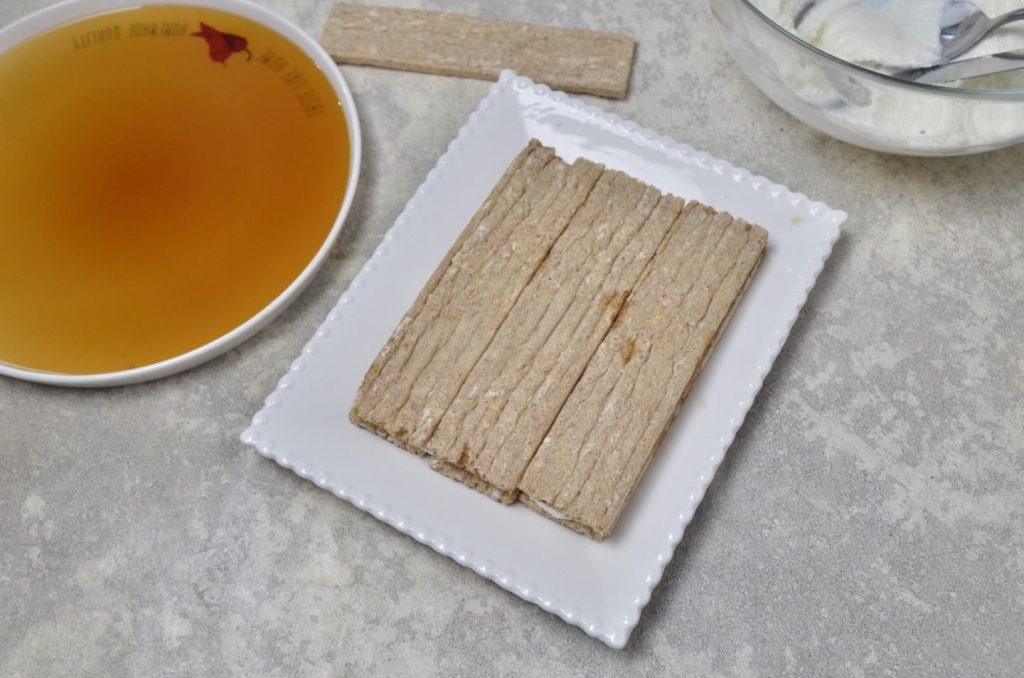 Add the second layer of crispbreads and cream