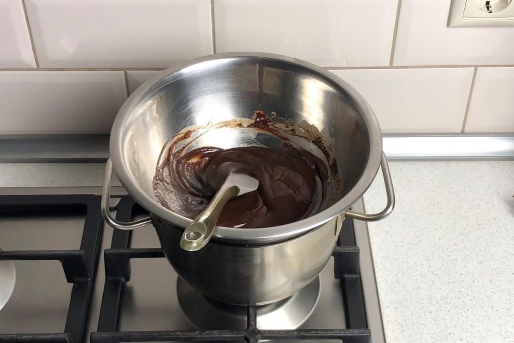 Delicious Chocolate-Covered Bananas 215 kcal Make the chocolate glaze