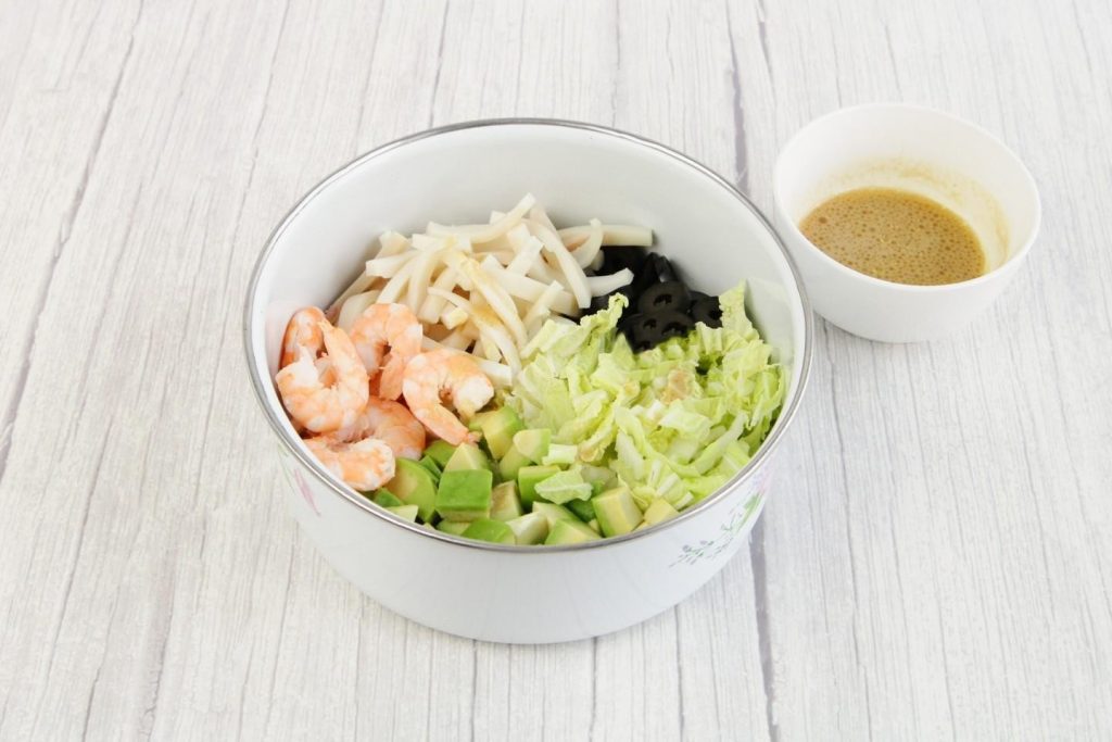 How to combine the salad ingredients