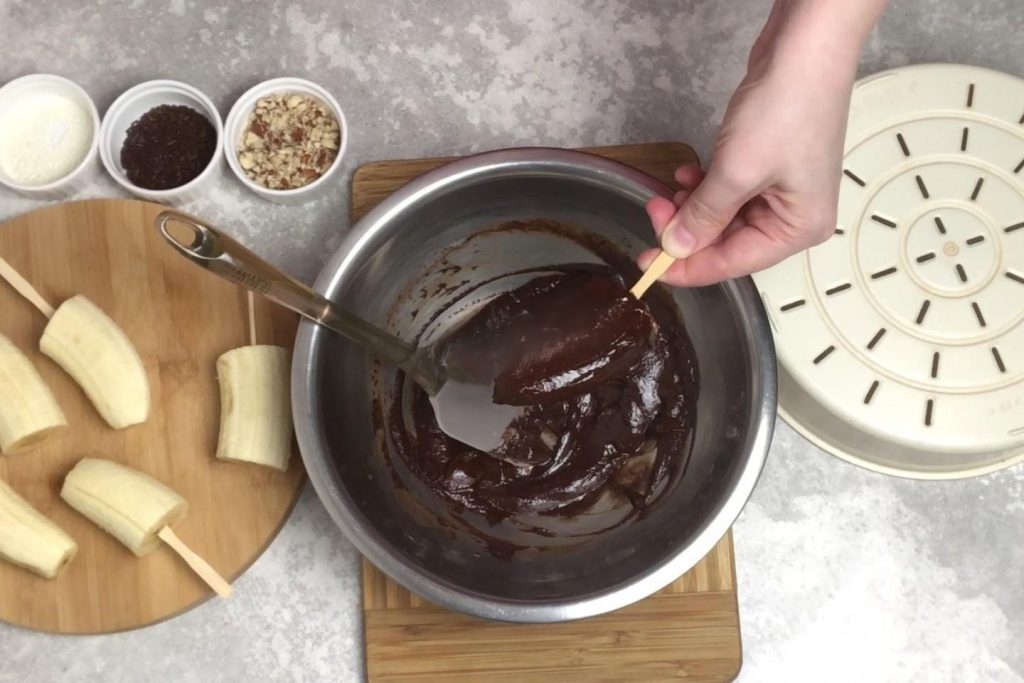 Delicious Chocolate-Covered Bananas 215 kcal Coat the bananas in chocolate